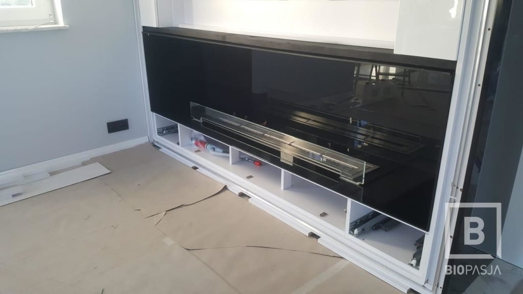 Szklany wkład biokominkowy 2100mm w elewacji meblowej